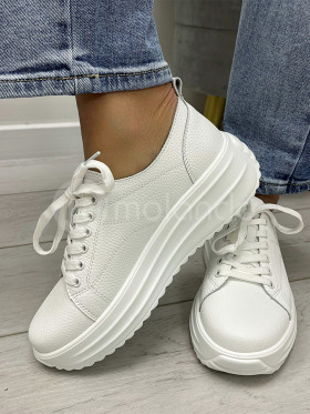 Sneakersy białe skóra naturalna na wyższej podeszwie