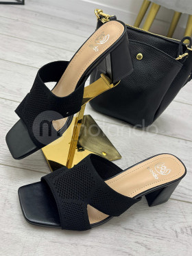 Czarne klapki na obcasie H